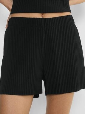 Aritzia Iris Shorts NWT